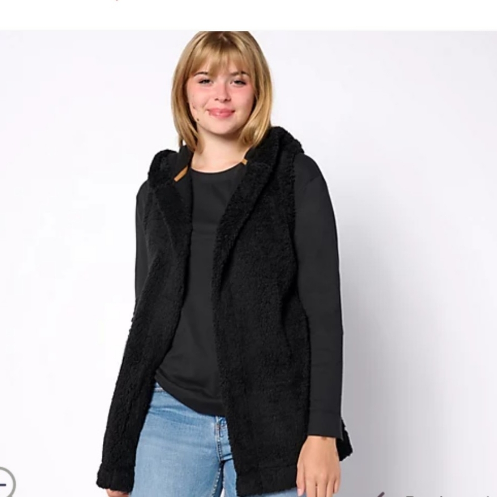 NWOT Ugg two piece set sherpa vest and top in black. Size Large.